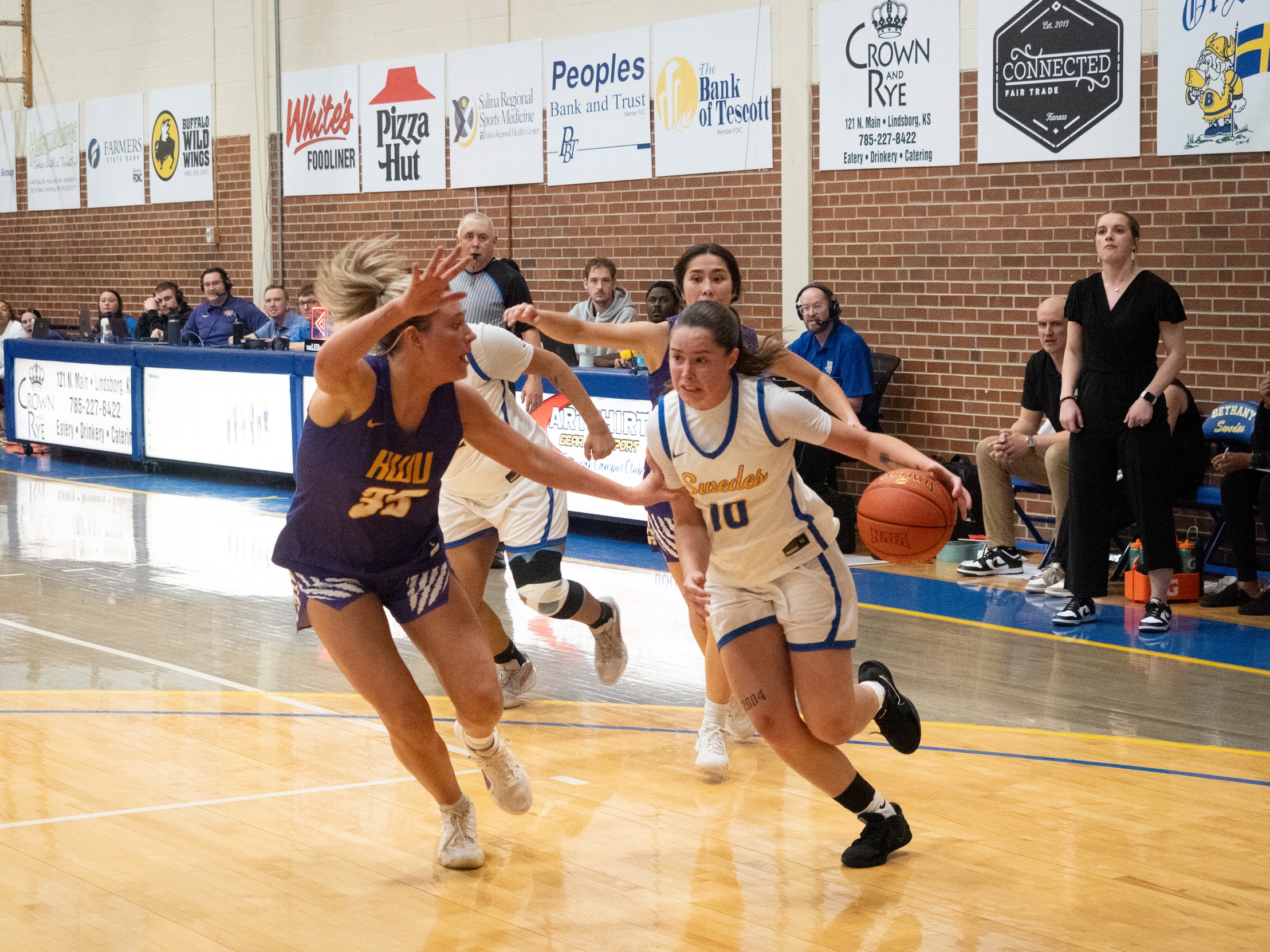 SWEDES OUTDUELED BY RIVALS; FALL 62-49